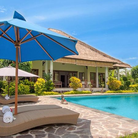 Absolute Beach Front Villa Umeanyar Exterior photo