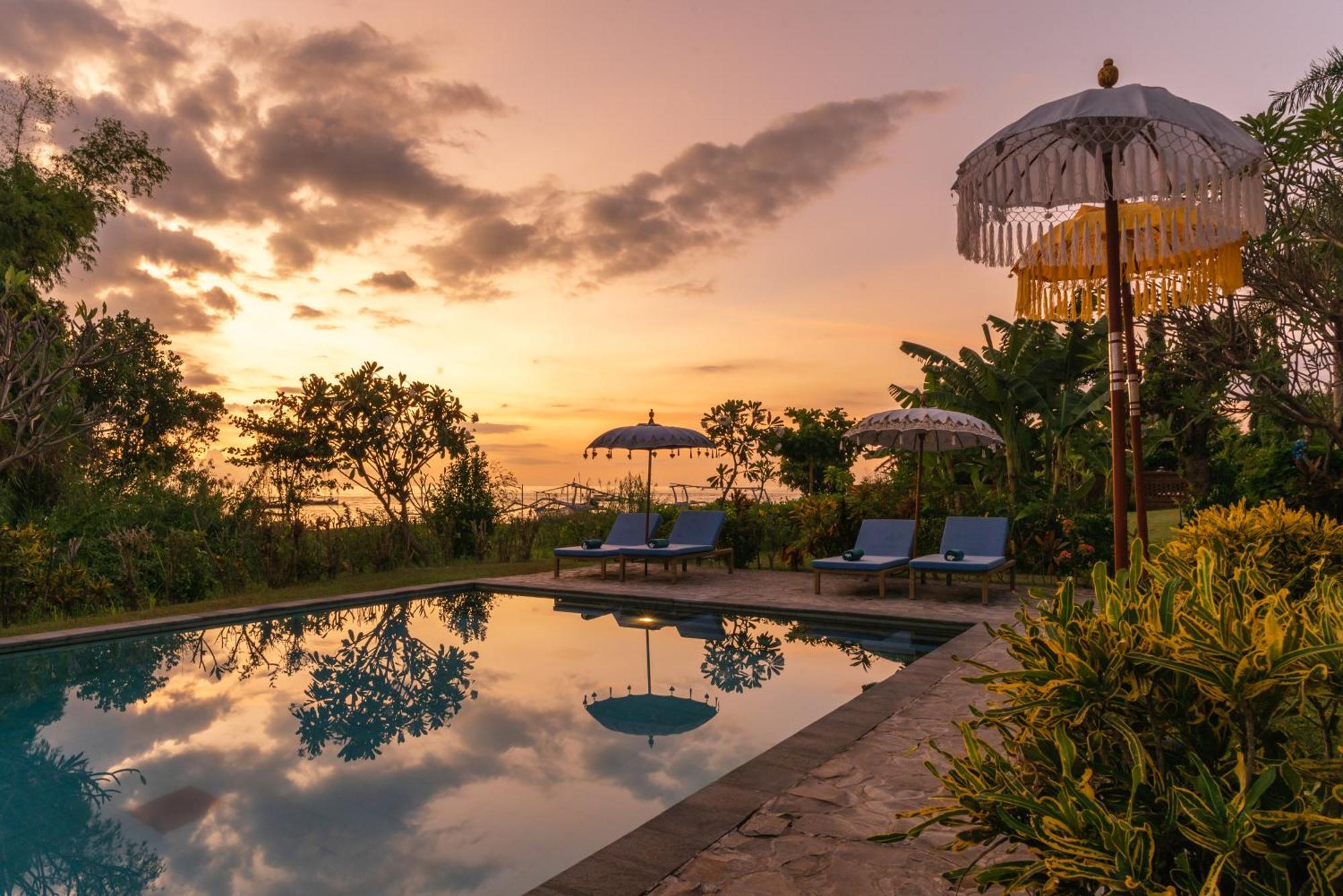 Absolute Beach Front Villa Umeanyar Exterior photo