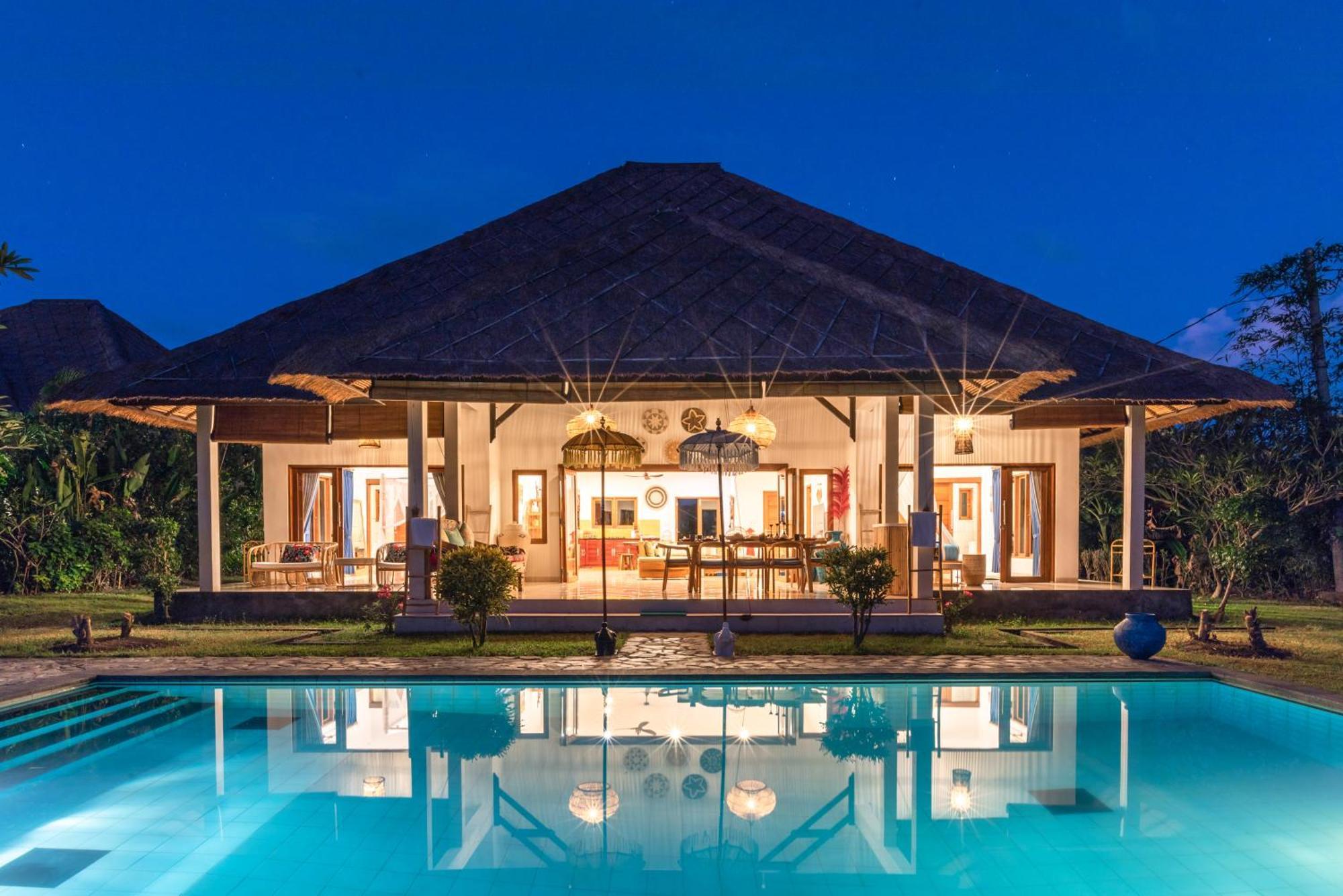 Absolute Beach Front Villa Umeanyar Exterior photo